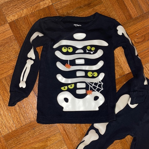 Carter’s skeleton Halloween, long sleeve pajamas, two piece set size 24 months - Picture 5 of 7